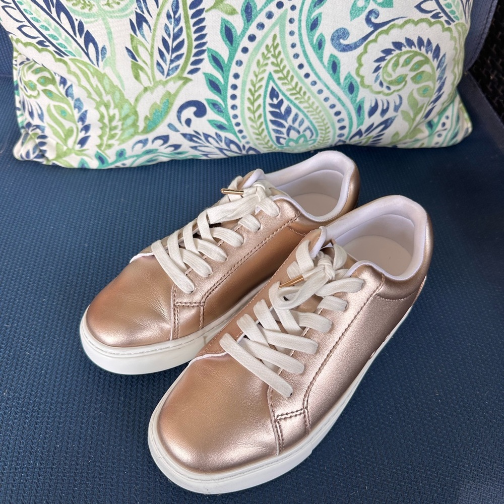 FUEGO Metallic Rose Gold Low-Top Women's Sneakers. Size 5.5M